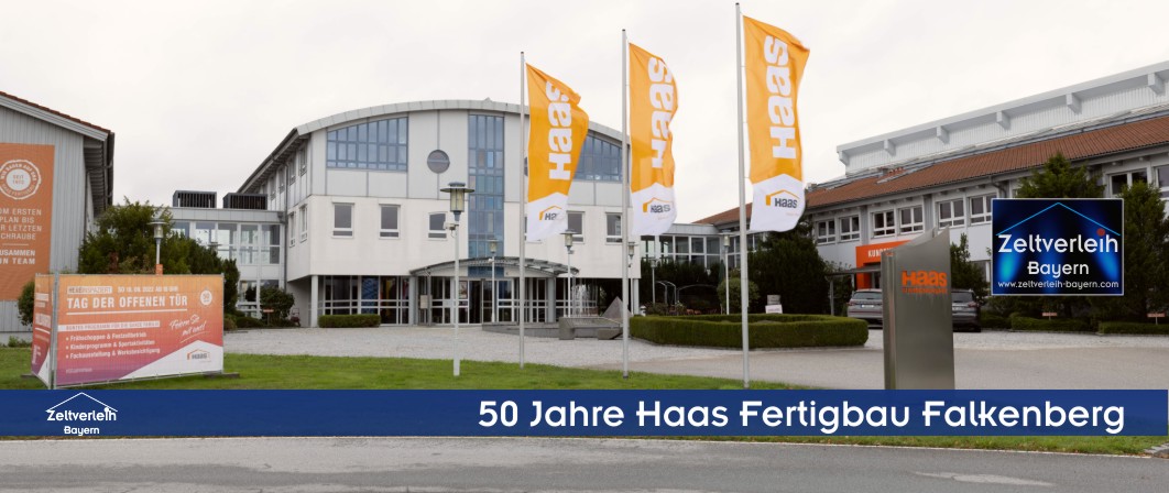 Firmengebäude von Haas-Fertigbau in Falkenberg mit Flaggen zur 50-Jahrfeier