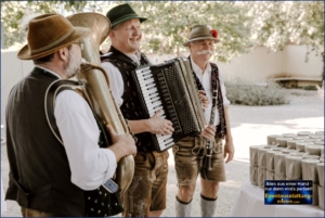 Die Münchner Schmankerl Musi mit Tuba, Akkordeon und Klarinette beim Gäste-Empfang auf Schloss Mengkofen