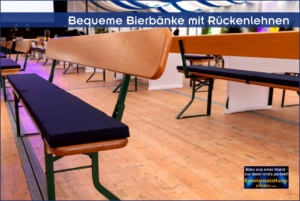 Bierbank mit Lehne und blauem Sitzpolster