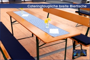 Breiter Biertisch mit weiß-blau kariertem Tischläufer und kleine Vasen mit gelben Gerbera