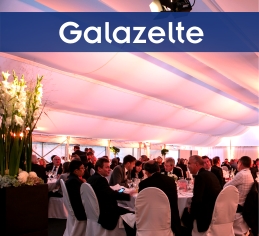 Exklusives Galazelt mit Zelthimmel und toller Beleuchtung. Gäste an runden Tischen mit Stuhlhussen.
