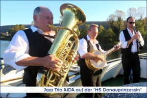 Mobiles Jazz- & Dixie Trio mit Klarinette, Banjo und Tuba auf dem Schiff Donauprinzessin.