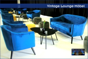 Blaue Vintage Sofas und Sessel mit schwarzen Nierentischen als Loungebereich in der Stadthalle Landau