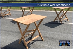 Rustikale Alm-Stehtische auf der Straße aufgebaut
