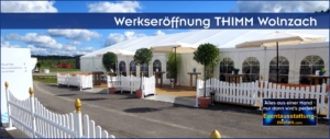 Festzelt zur Werkseröffnung, Außenanlage mit weißes Dekozäunen und Mietplfanzen