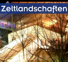 Zeltlandschaft aus verschiedenen Zeltformen und Größen beleuchtet bei Nacht